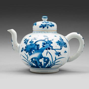 703. An unusually large blue and white punsch pot with cover. Qing dynasty, Kangxi (1662-1722).