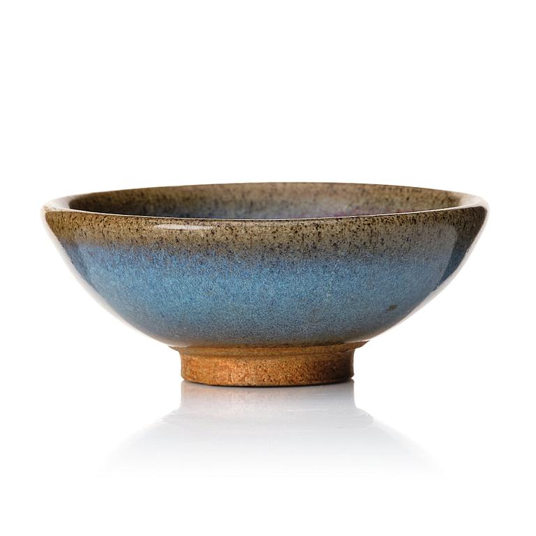 A Jun glazed bowl, Ming dynasty (1368-1644).