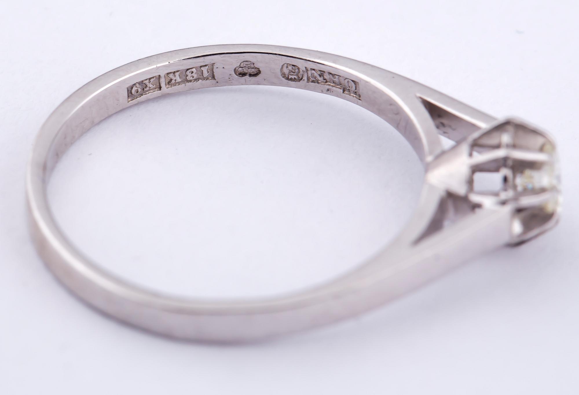 RING, 18 k vitguld med briljantslipad diamant, ca 0.16 ct. Örns, Göteborg, 1996. Vikt ca 2,5 g.