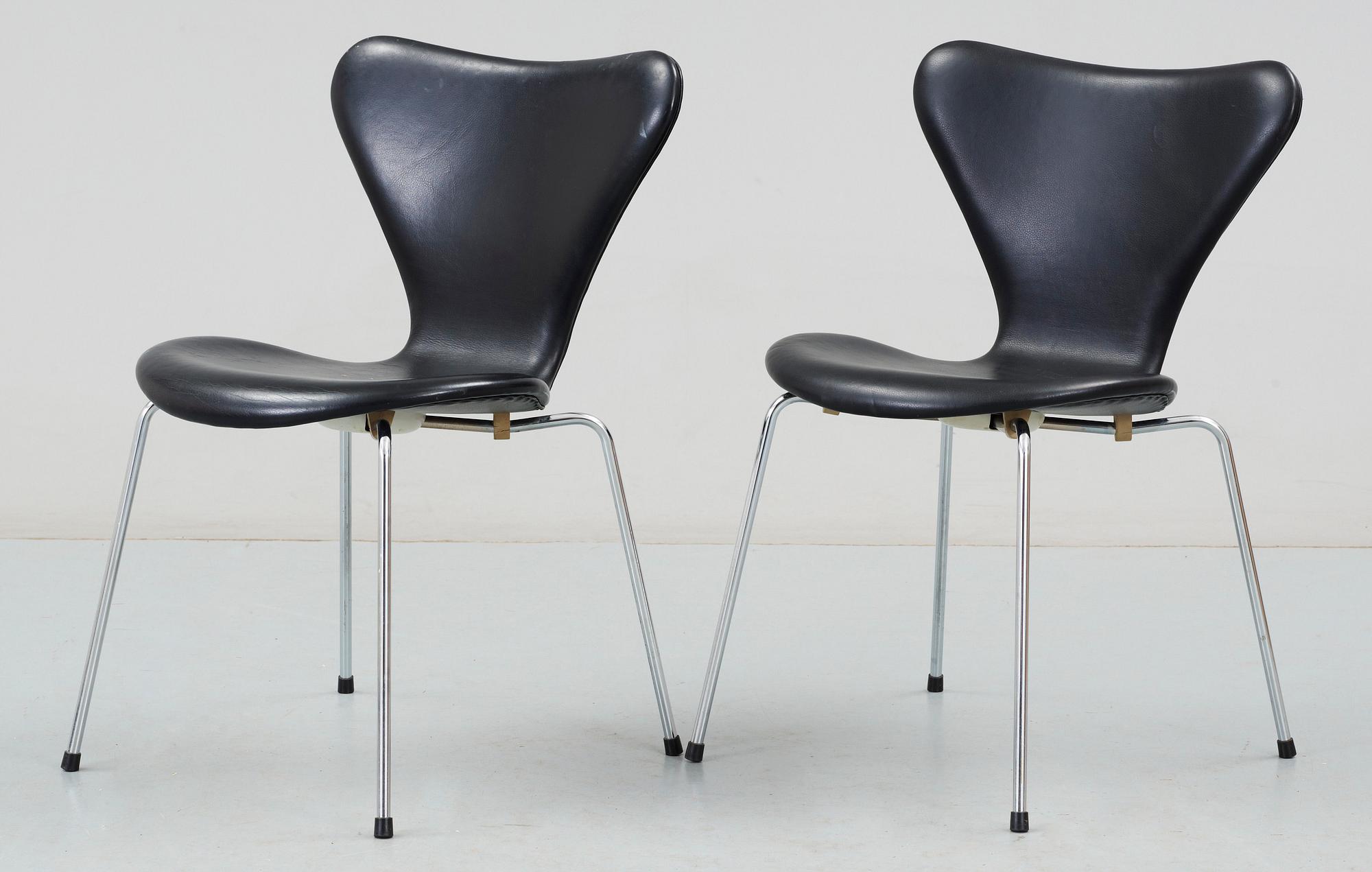 STOLAR, ett par "Sjuan", Arne Jacobsen för Fritz Hansen, 1981.