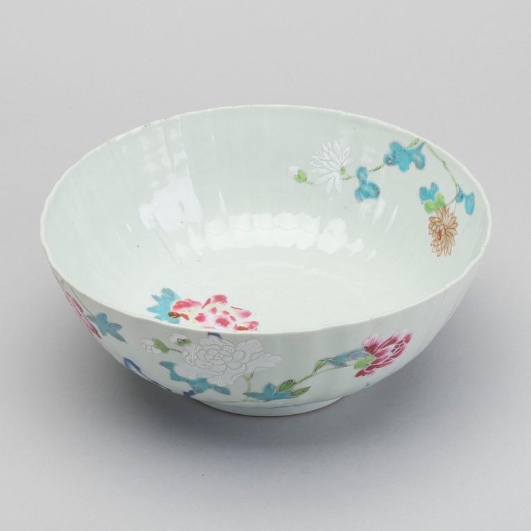 A Chinese Qianlong porcelain bowl, diameter 23 cm.