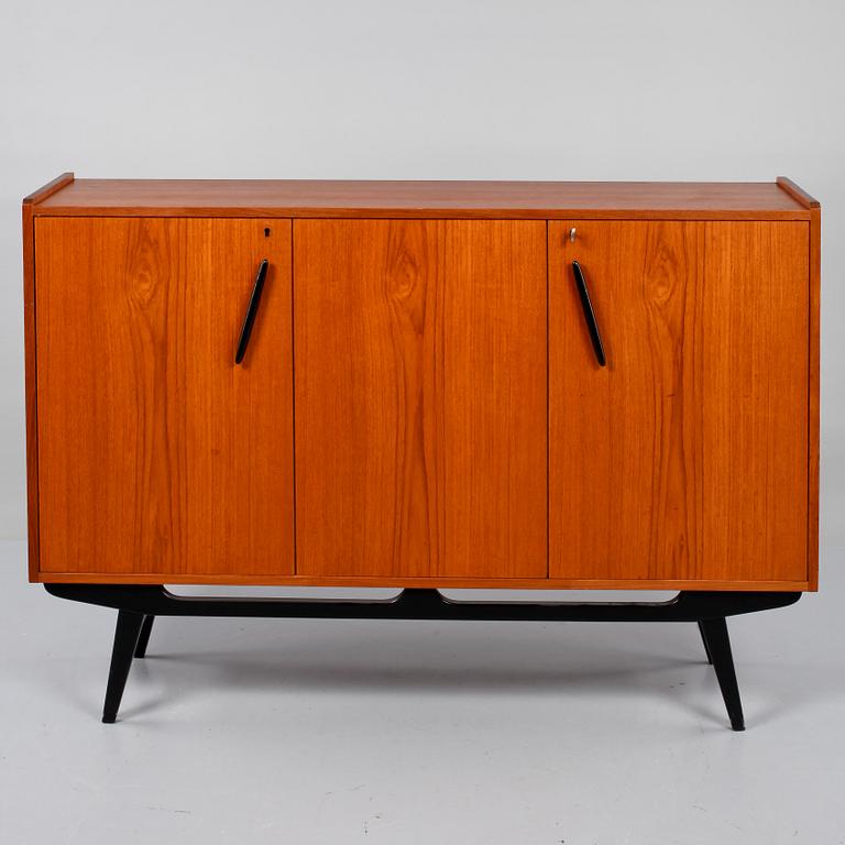 SIDEBOARD, 1900-talets mitt.