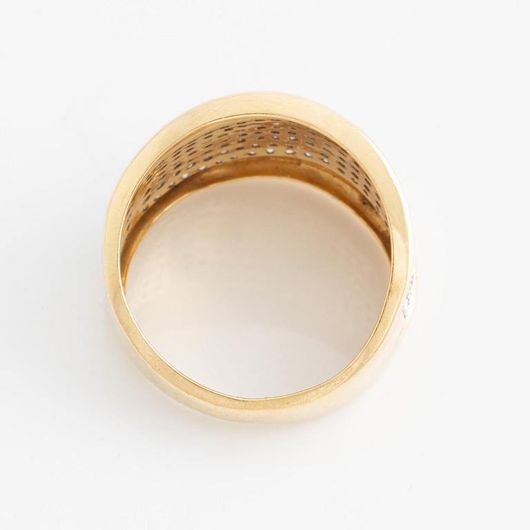 Ring, guld med ca 125 st små diamanter.
