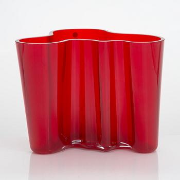Alvar Aalto, a '3030' glas vase signed Alvar Aalto Iittala.