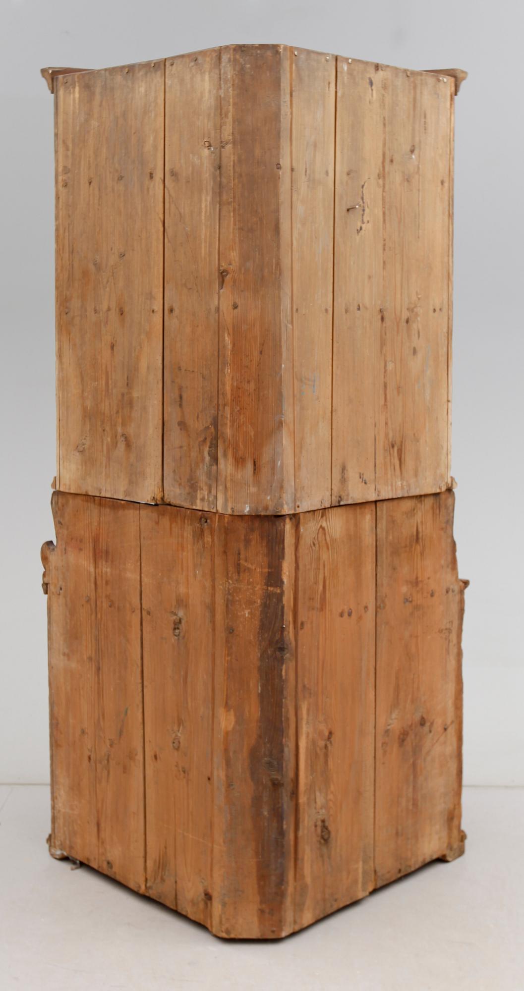 HÖRNSKÅP, allmoge, 1700-talets andra hälft.