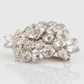 Brosch platina med gammalslipade diamanter med total vikt ca 19.00 ct, i etui från Cartier.