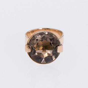 RING, Elis Kauppi, Kupittaan kulta 1965. 14K guld, fasettslipad rökkvarts.