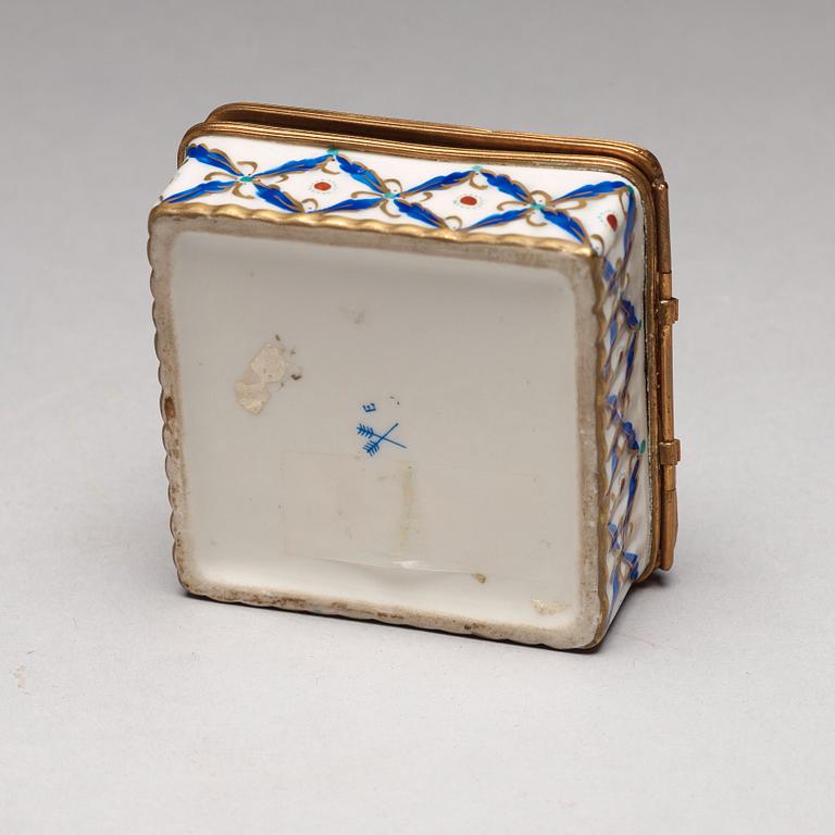 DOSOR, sex stycken, porslin och emalj. 18/1900-tal.