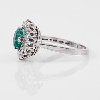 RING, 18K vitguld, smaragd ca 1.00 ct samt diamanter tot ca 1.00 ct., svenska stämplar.