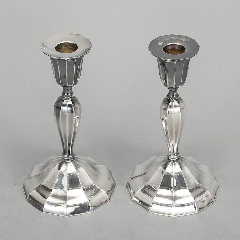 LJUSSTAKAR, ett par, silver, Finland, 1900-talets första hälft.