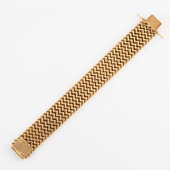 A bracelet in 18K gold.