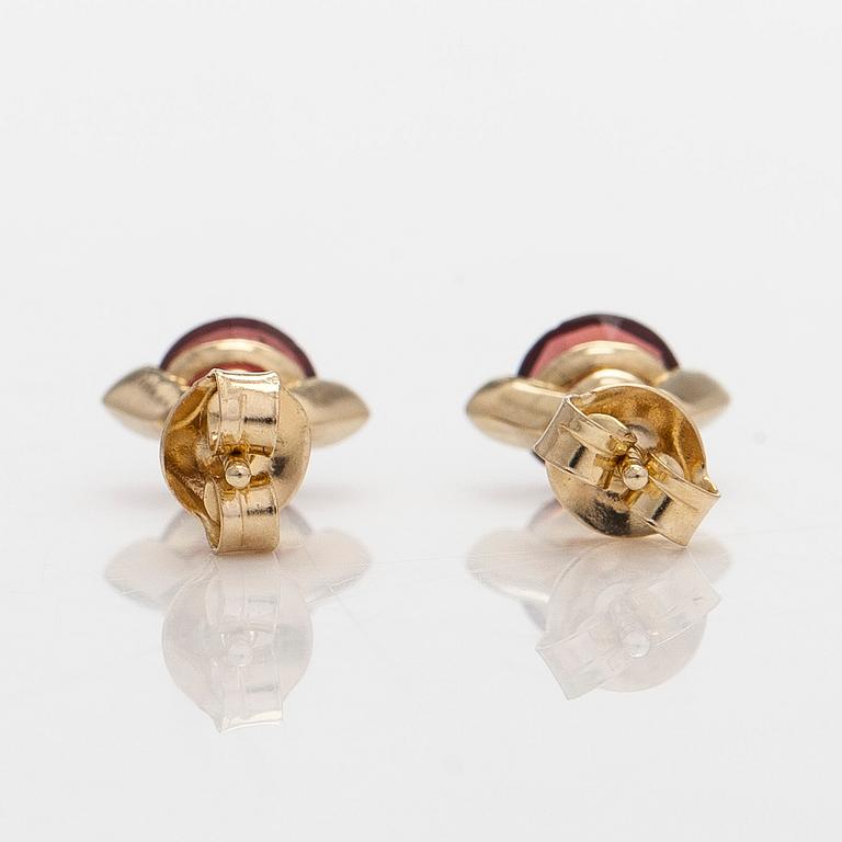 Örhängen, 14K guld och granater.