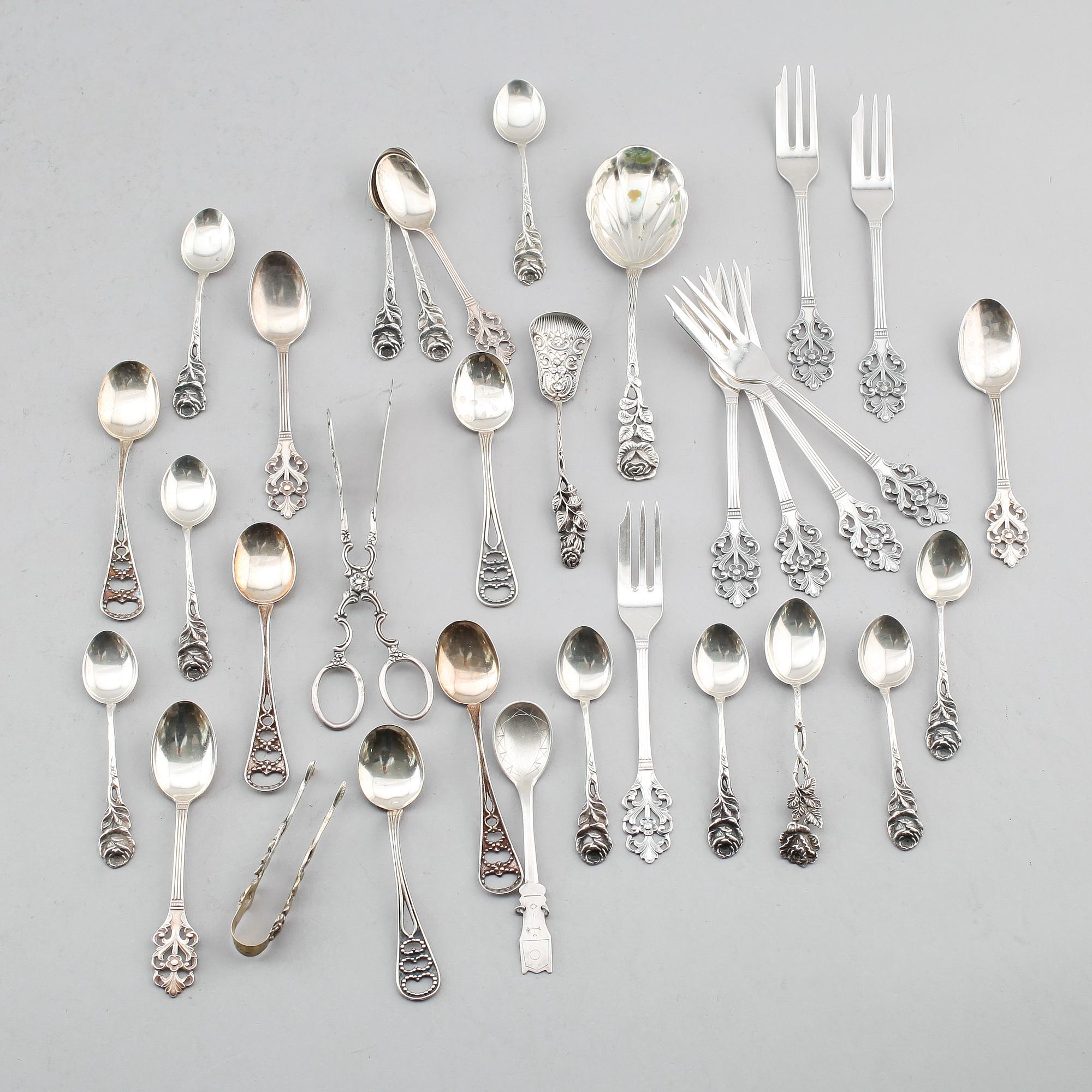 BESTICK, silver, 32 delar, olika modeller, 1900-tal. Vikt ca 390 gram.
