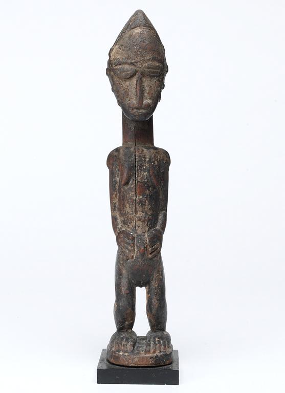 FETISCH. Trä. Baoule-stammen. Côte d'Ivoire (Elfenbenskusten) omkring 1920-1930. Höjd 28 cm.