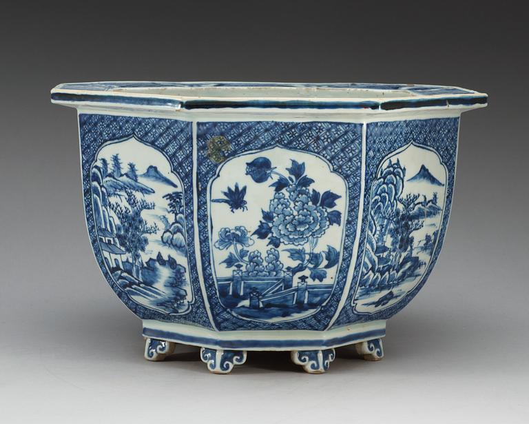 Ytterfoder, porslin. Qing dynastin, Qianlong (1736-95).