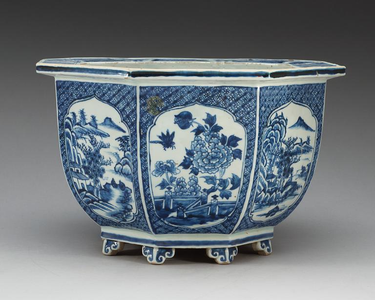 A large blue and white flower pot, Qing dynasty, Qianlong (1736-95).