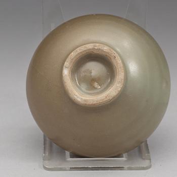 A small celadon bulb shaped tea bow, Ming dynasty (1368-1644).