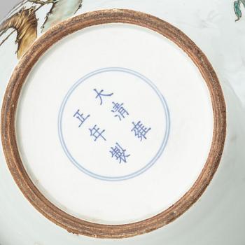 A large Chinese famille rose tianqiuping vase, modern.