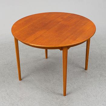 A mid 20th century dining table, 2 leaves included.