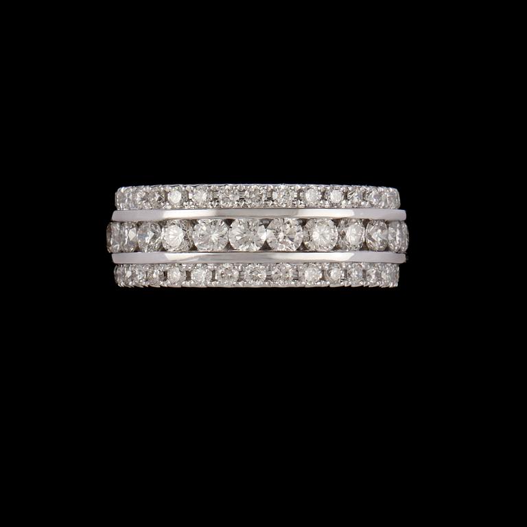 RING, 18k vitguld med 89 briljantslipade diamanter, totalt 3.18 ct. Vikt 8 g.