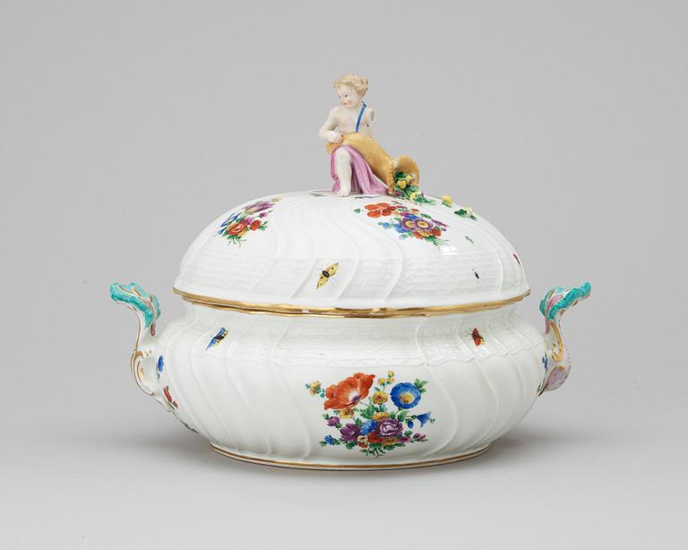 TERRIN med LOCK, porslin. Meissen, 1800-tal.