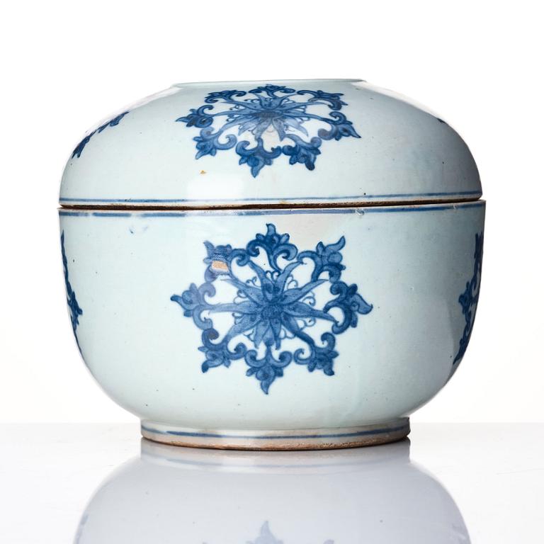 A large blue and white Korean box with cover, Joseon (1392-1897).