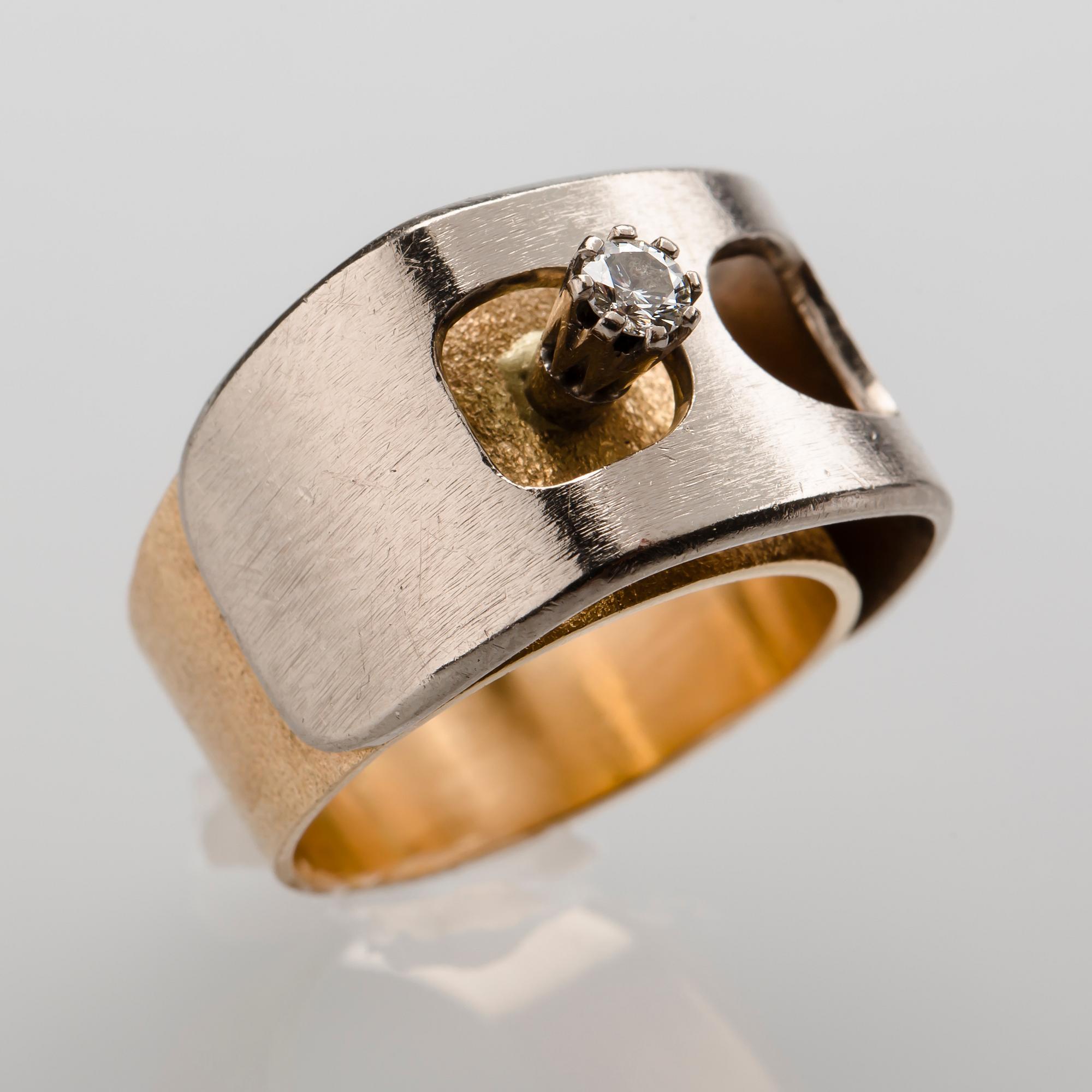RING, 18 K guld samt vitguld med briljantslipad diamant, ca 0.10 ct. Elon Arenhill, Malmö, 1976. Vikt ca 11 g.