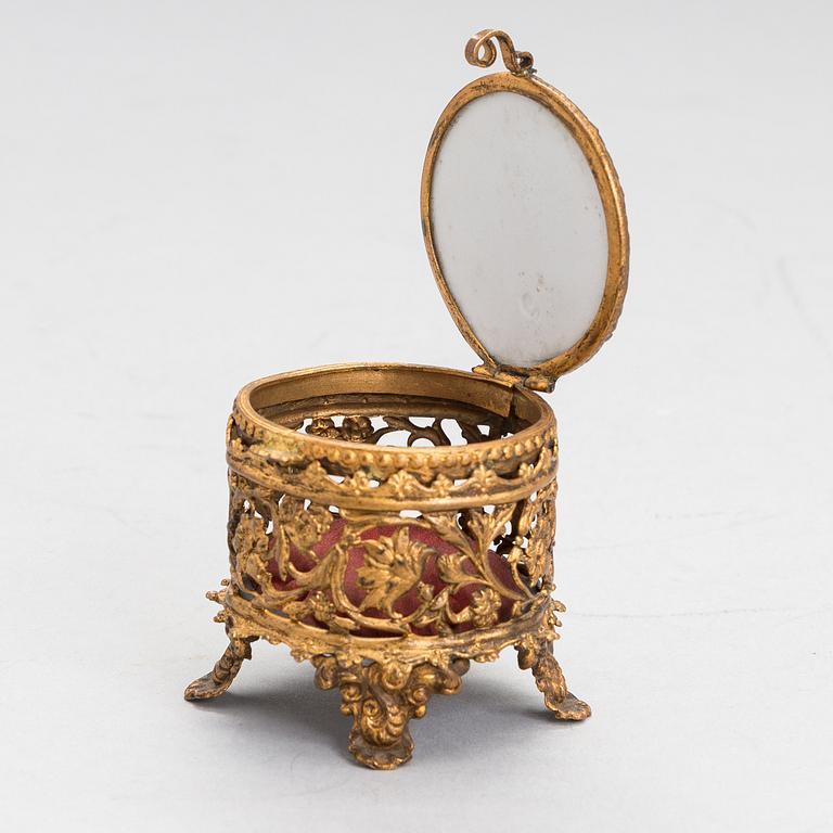 MINATYRMÅLNINGAR, 2 st, och DOSA med tryckt motiv.