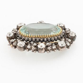 Brosch silver och guld med en fasettslipade  akvamarin och gammalslipade diamanter.