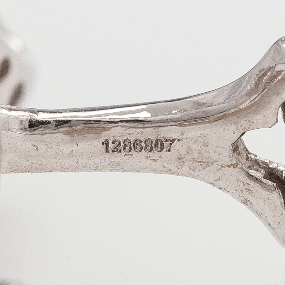 Korvakorut, 18K valkokultaa ja briljanttihiottuja timantteja.