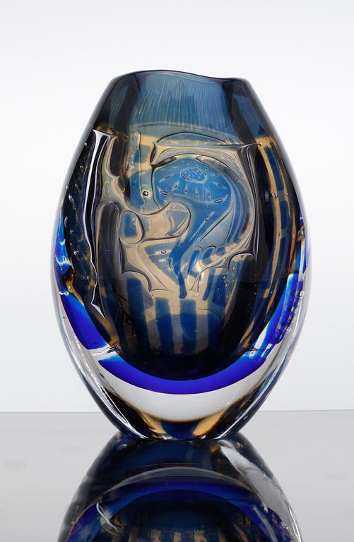 A Edvin Öhrström ariel glass vase, "Flickan och duvan", Orrefors 1969.