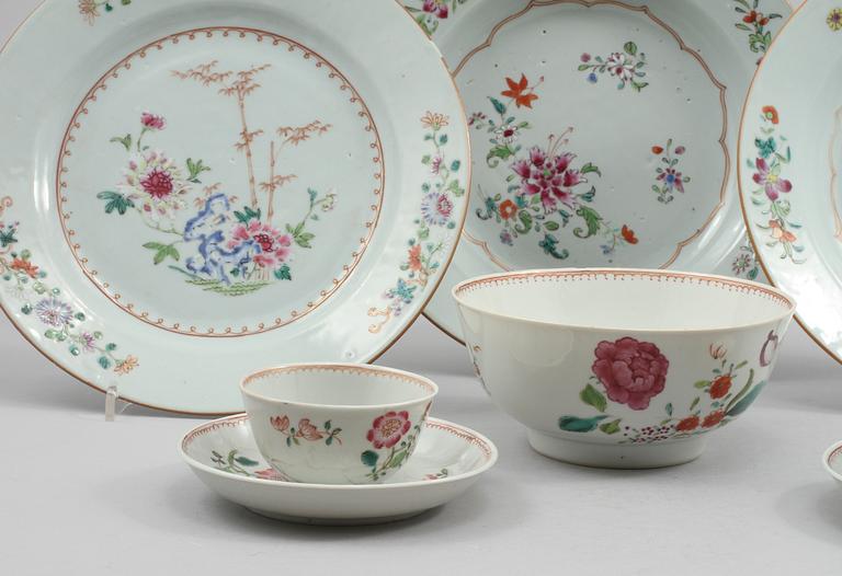 TALLRIKAR, 3 st, KOPPAR MED FAT, 2 st samt SKÅL, porslin, Kina, 1700-tal.