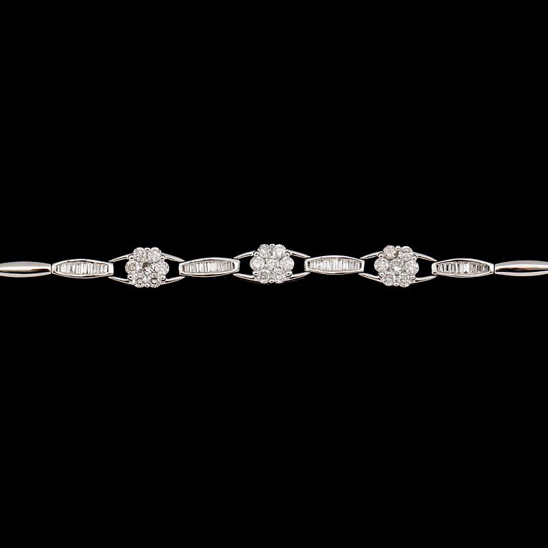 ARMBAND, 18 k vitguld, diamanter tot 0.92 ct.