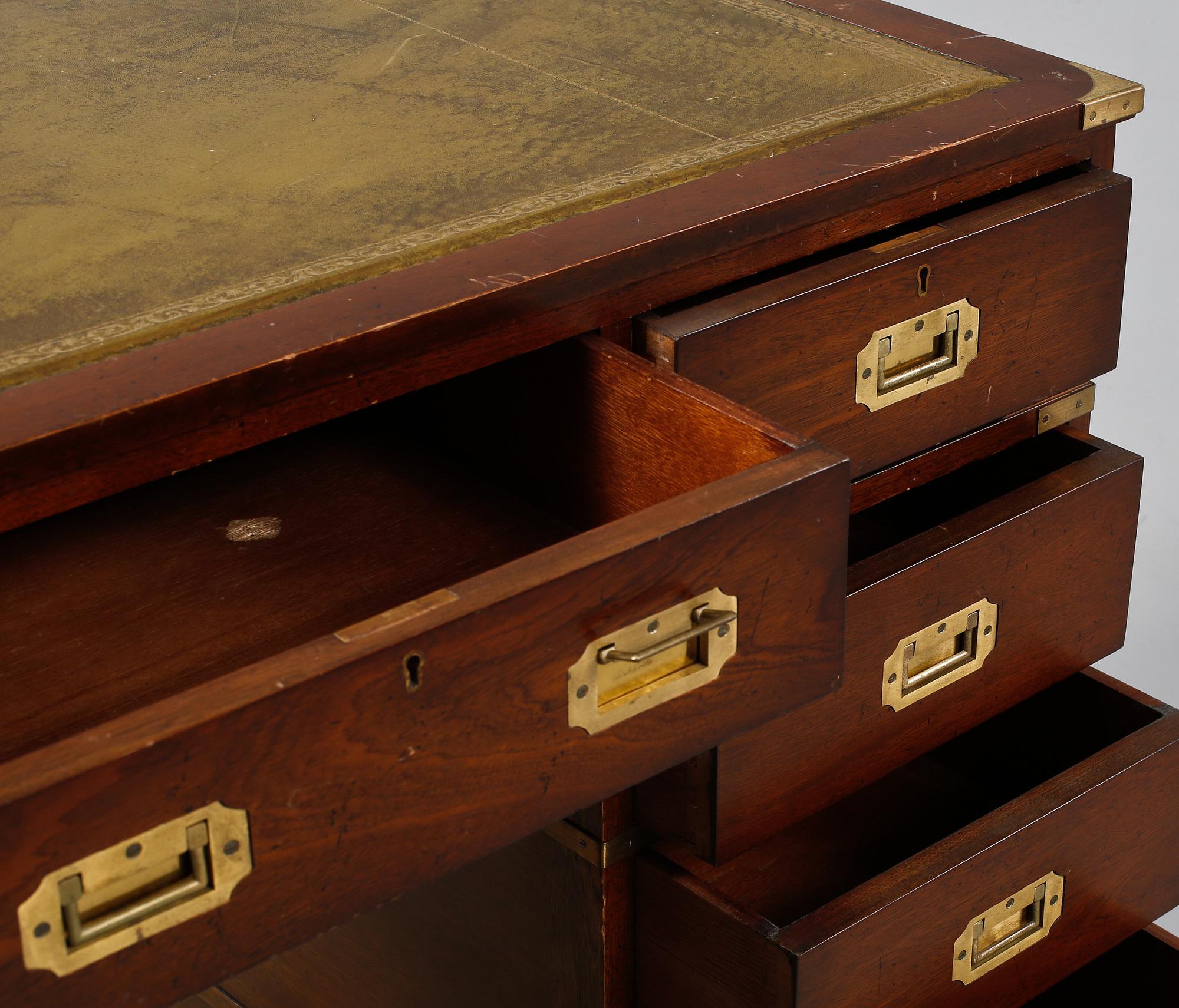 SKRIVBORD, Engelsk stil, 1900-talets andra hälft.