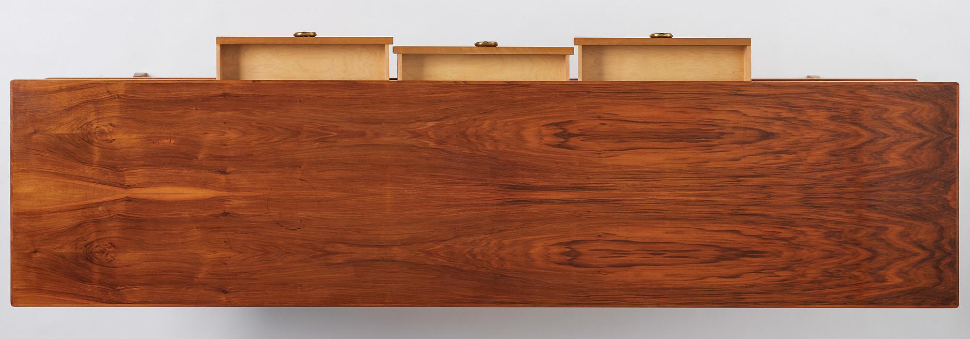 Josef Frank, biblioteksbord / sideboard, Firma Svenskt Tenn, modell 2226.