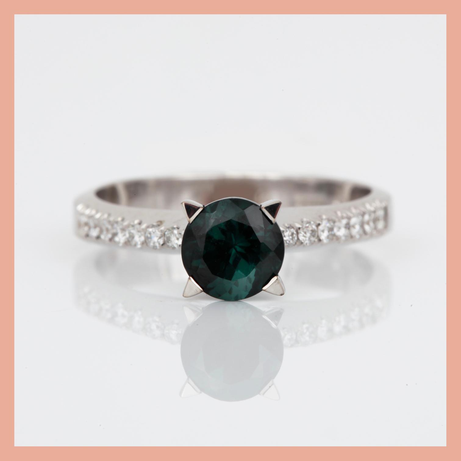 RING, 18K vitguld med grön turmalin, ca 1,18 ct och briljantslipade diamanter, tot ca 0,20 ct. Total vikt ca 4,49 g.
