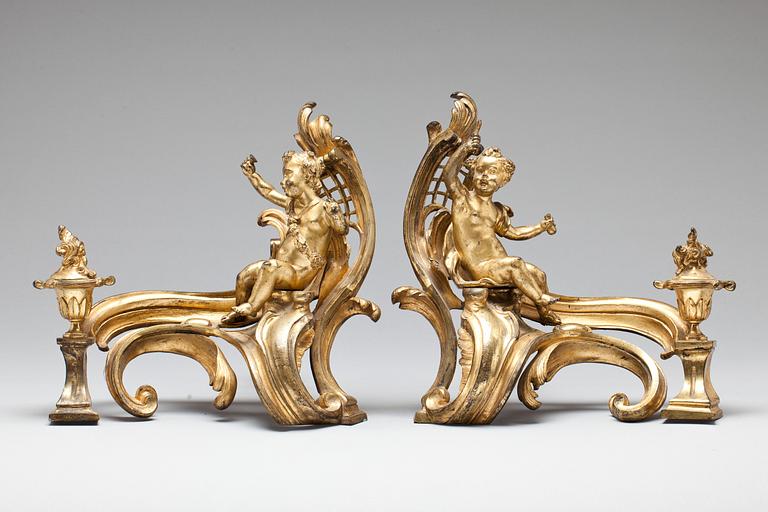 ELDHUNDAR, ett par, Louis XV-stil. 1800-tal.