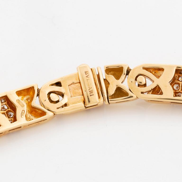 Bulgari collier 18K guld med fasettslipade safirer och runda briljantslipade diamanter.
