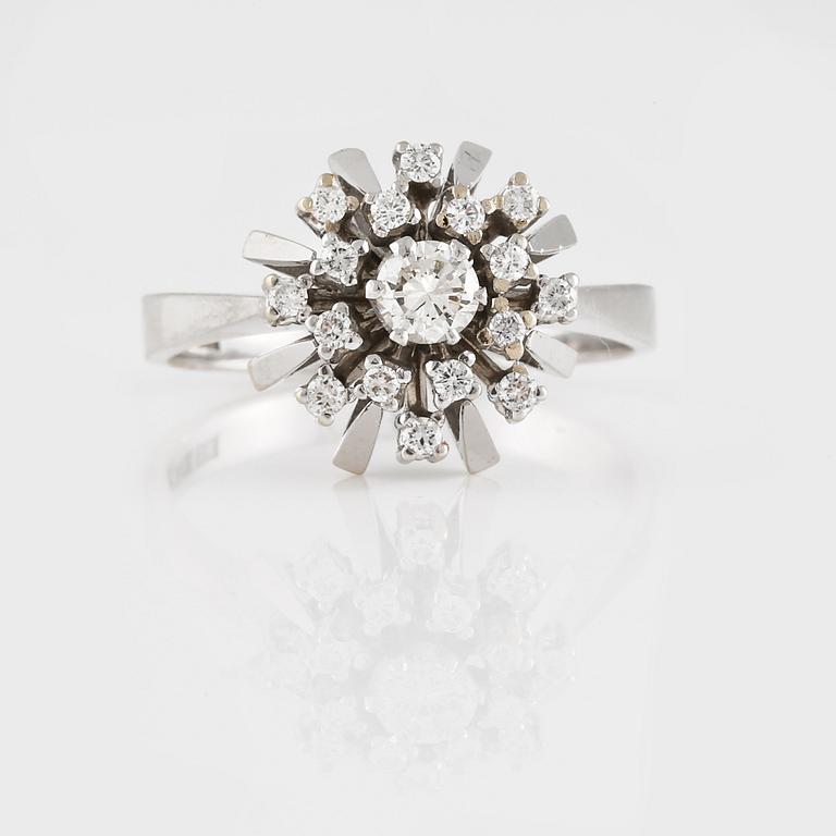 RING, 18K vitguld med  17 briljantslipade diamanter 0.54 ct, Ahlen & Samuelson, Stockholm, 1973. Vikt 6,8 gram.