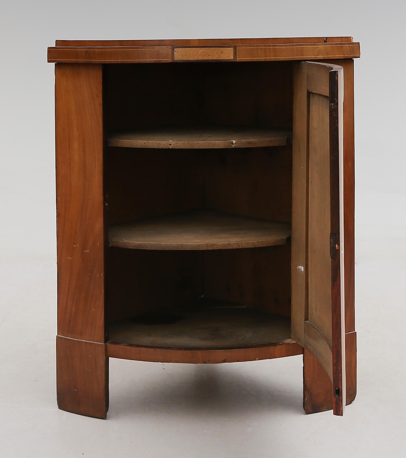 HÖRNSKÅP, 1800-talets mitt.