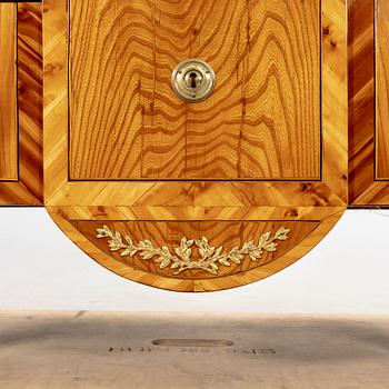 Byrå sengustaviansk omkring 1800.