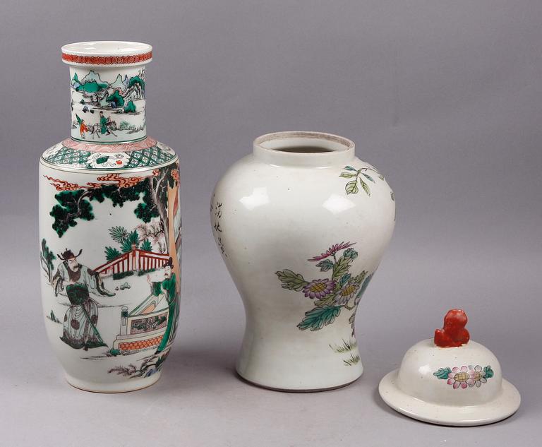 VAS SAMT URNA MED LOCK, porslin, Kina.