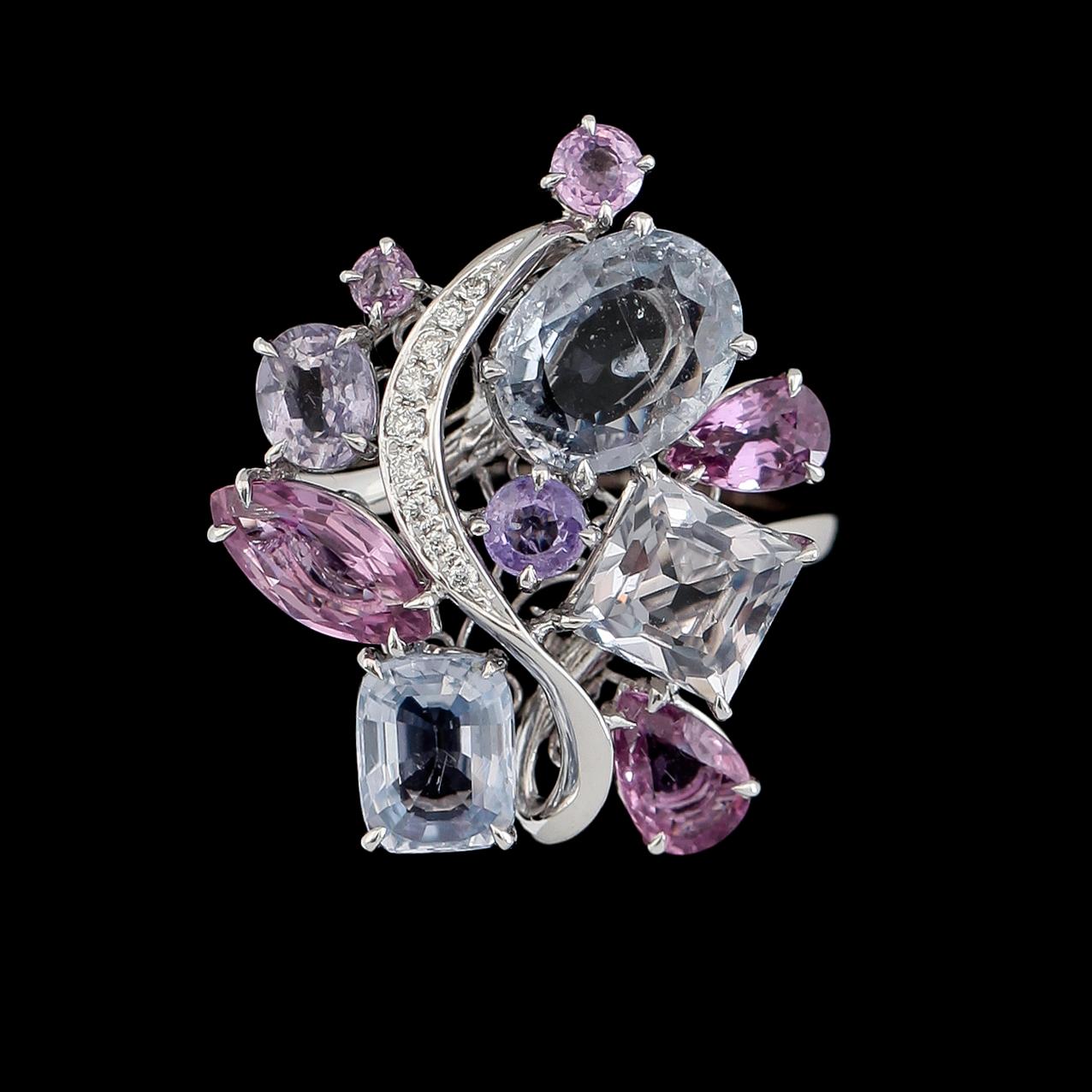 COCKTAILRING, 18K vitguld, olikfärgade safirer tot ca 7.90 ct, diamanter tot ca 0.07 ct.