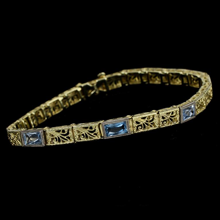 ARMBAND, 14k guld med 6 fasettslipade akvamariner, 1900-tal. Vikt 12 g.