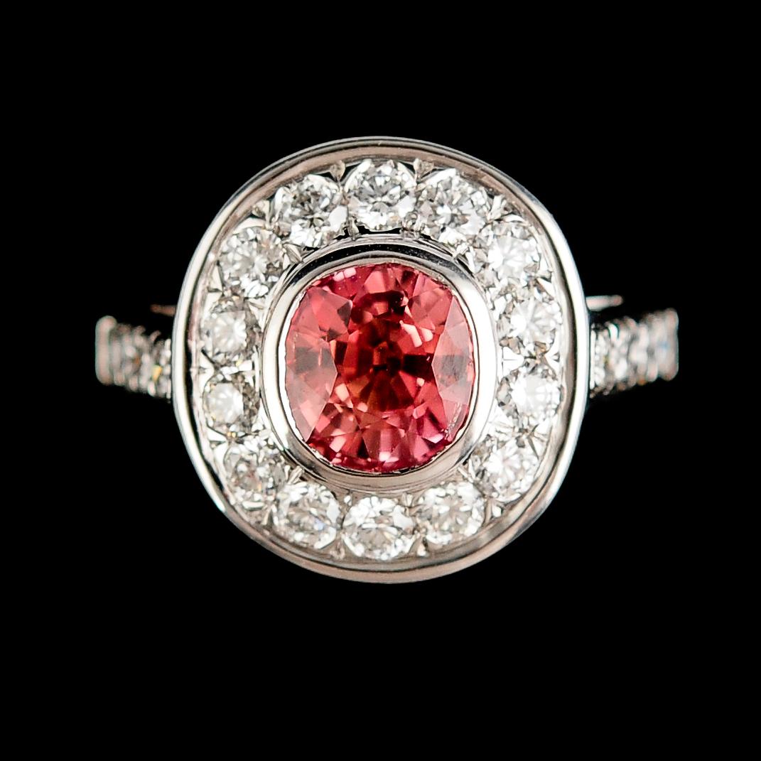 RING, 18 k, med padparadscha safir 2.10 ct och briljanter 0.95 ct TW.