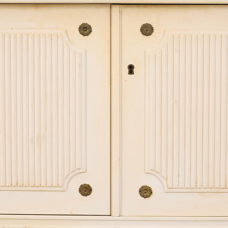 Sideboard, gustaviansk stil, Oscar Edv. Ekelunds Snickerifabriks AB, Virserum, 1900-talets andra hälft.