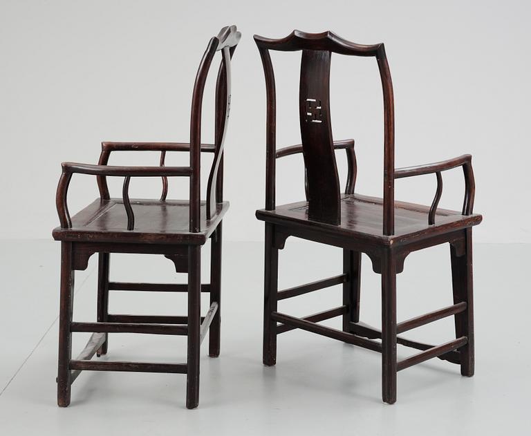 KARMSTOLAR, ett par, Ming-stil. 1800/1900-tal, Kina.