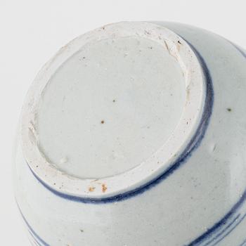 Tallrikar, 11 stycken samt flaska, porslin. Qingdynastin, 1800-tal.