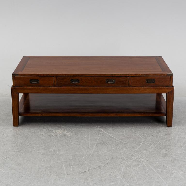 An oak coffee table, English style, late 20th Century.