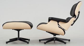 FÅTÖLJ MED OTTOMAN, Charles & Ray Eames, Lounge Chair, modellen formgiven 1956.